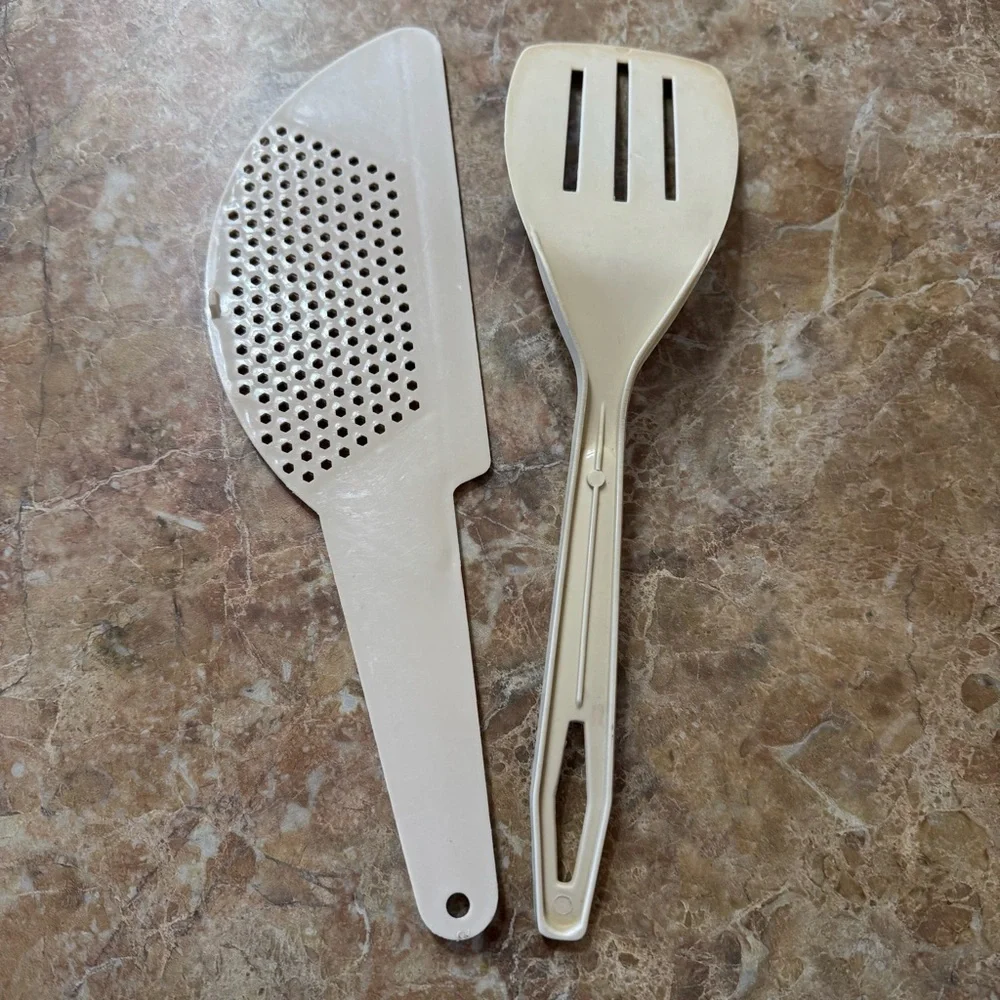 Vintage Unbranded Almond Plastic Pasta Pot Strainer Spatula Slotted Spatula Set